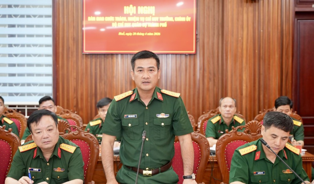 Đại tá Đoàn Sinh Hòa phát biểu tại hội nghị. Ảnh:  