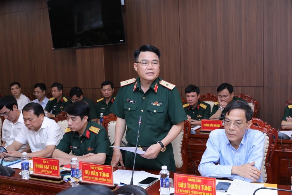 Thiếu tướng Vũ Văn Tùng phát biểu tại hội nghị. Ảnh: Minh Hiếu