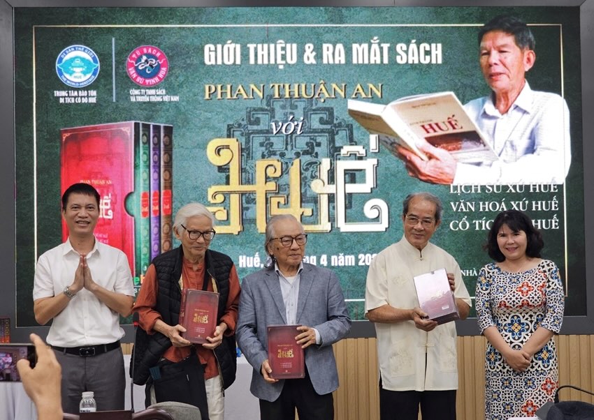 Representatives of family and book maker units give books to friends of researcher Phan Thuan An. Photo: Thanh Dat
