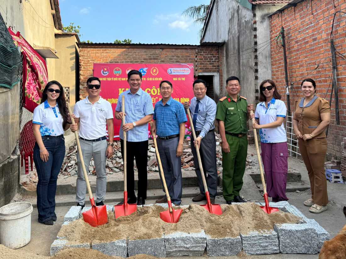 Doanh nghiệp phối hợp cùng chính quyền địa phương, Mặt trận đoàn thể xã Diên Điền khởi công xây nhà Đại đoàn kết hỗ trợ hộ nghèo, khó khăn về nhà ở. Ảnh: Duy Tuấn