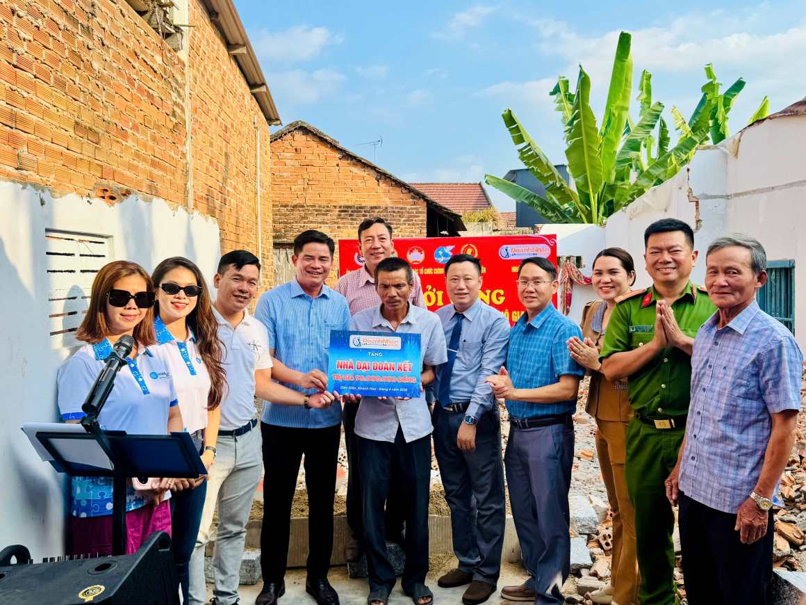 CLB Golf Doanh Nhân Sài Gòn và chính quyền địa phương trao kinh phí hỗ trợ gia đình ông Đinh Khắc Nghiêm (thôn Trung 2, xã Diên Điền) xây nhà Đại đoàn kết. Ảnh: Duy Tuấn