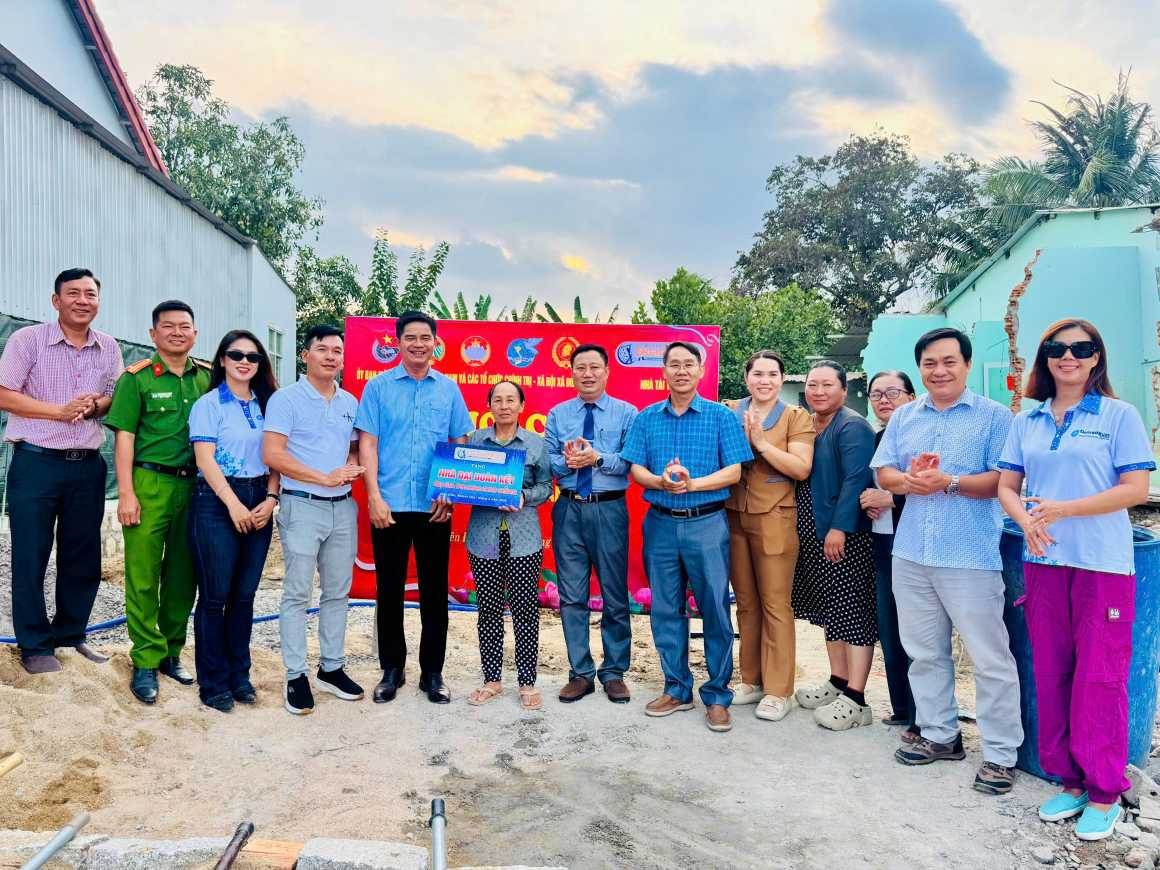 At the groundbreaking ceremony, Saigon Business Golf Club donated 90 million VND to support each family. Photo: Duy Tuan