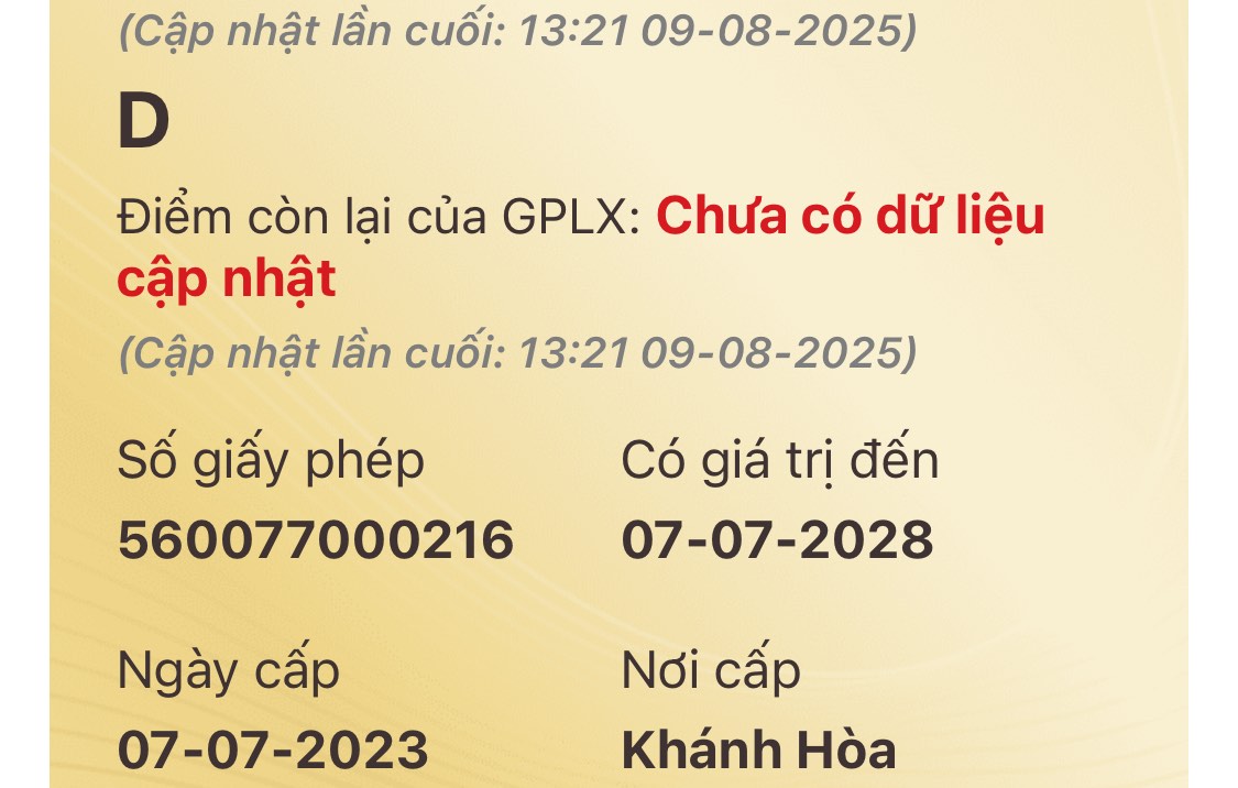 Bus drivers reflect that GPLX has been integrated on the VNeID application but does not display scores. Photo: Huu Long