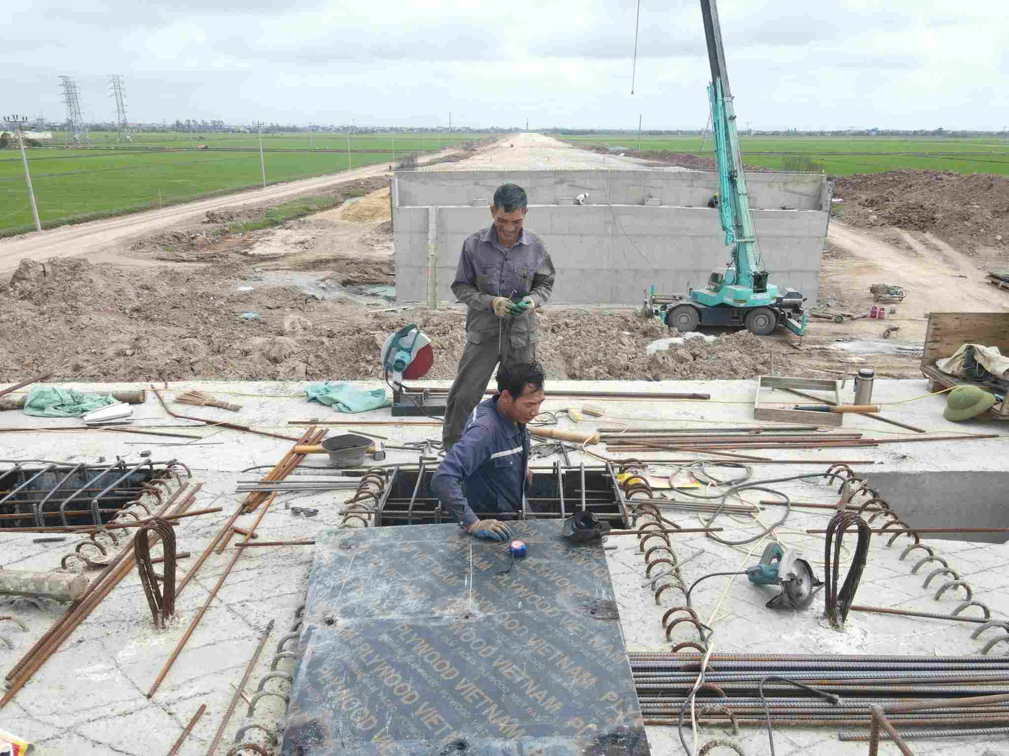 Workers diligently constructing on the construction site of the Ninh Binh - Hai Phong expressway project, the section passing through the old Ninh Binh province. Photo: Dieu Anh