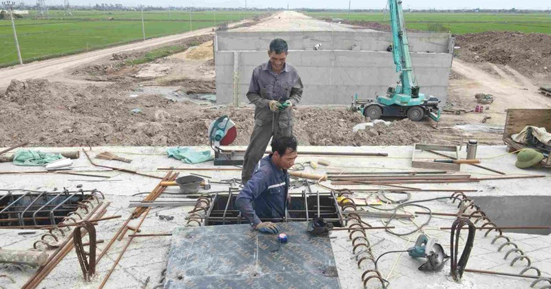 Công nhân tăng ca ngày lễ trên các dự án giao thông trọng điểm