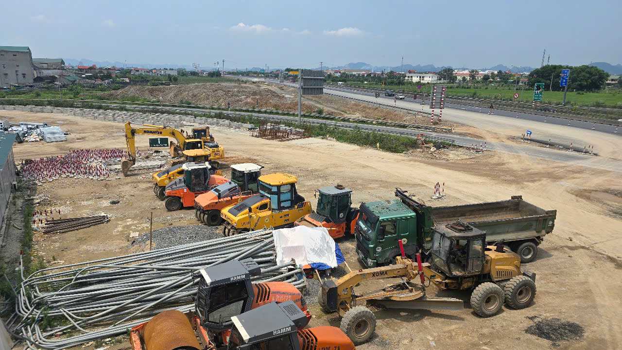 Các nhà thầu huy động hàng trăm máy móc, thiết bị, tập trung thi công, đẩy nhanh tiến độ Dự án mở rộng tuyến cao tốc Cao Bồ - Mai Sơn. Ảnh: Diệu Anh