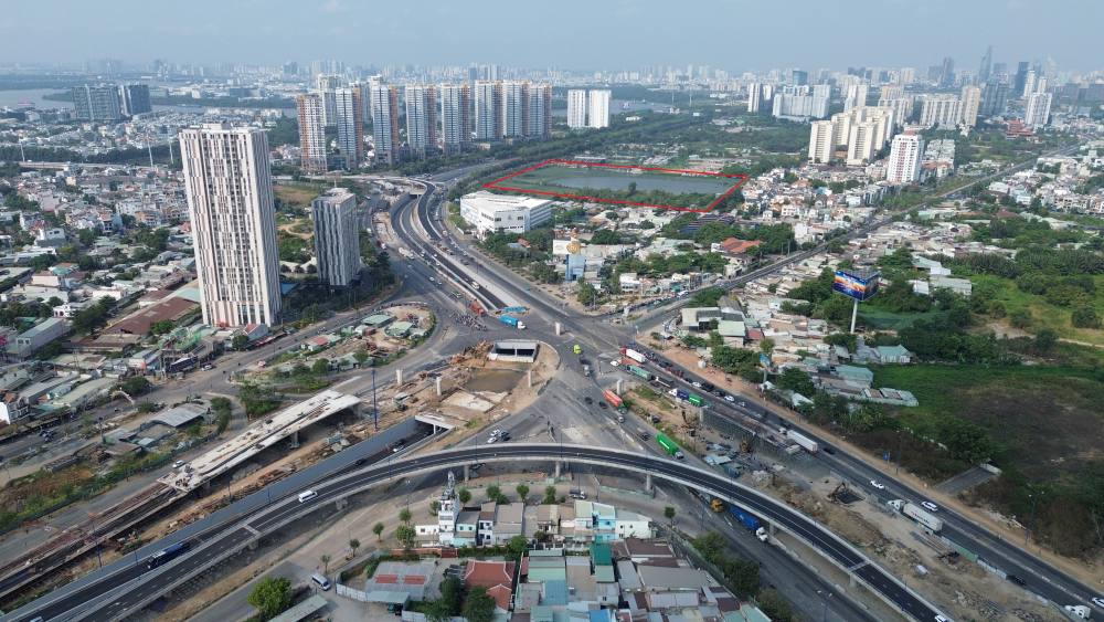 Khu đất dự kiến xây ga Thủ Thiêm nằm trên trục đường Mai Chí Thọ. Ảnh: Anh Tú