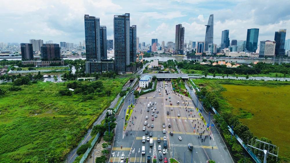 Sau đó, tuyến tiếp tục đi ngầm dưới sông Sài Gòn, tạo kết nối trực tiếp giữa trung tâm hiện hữu và Thủ Thiêm, giúp rút ngắn thời gian di chuyển so với các tuyến đường bộ hiện nay.