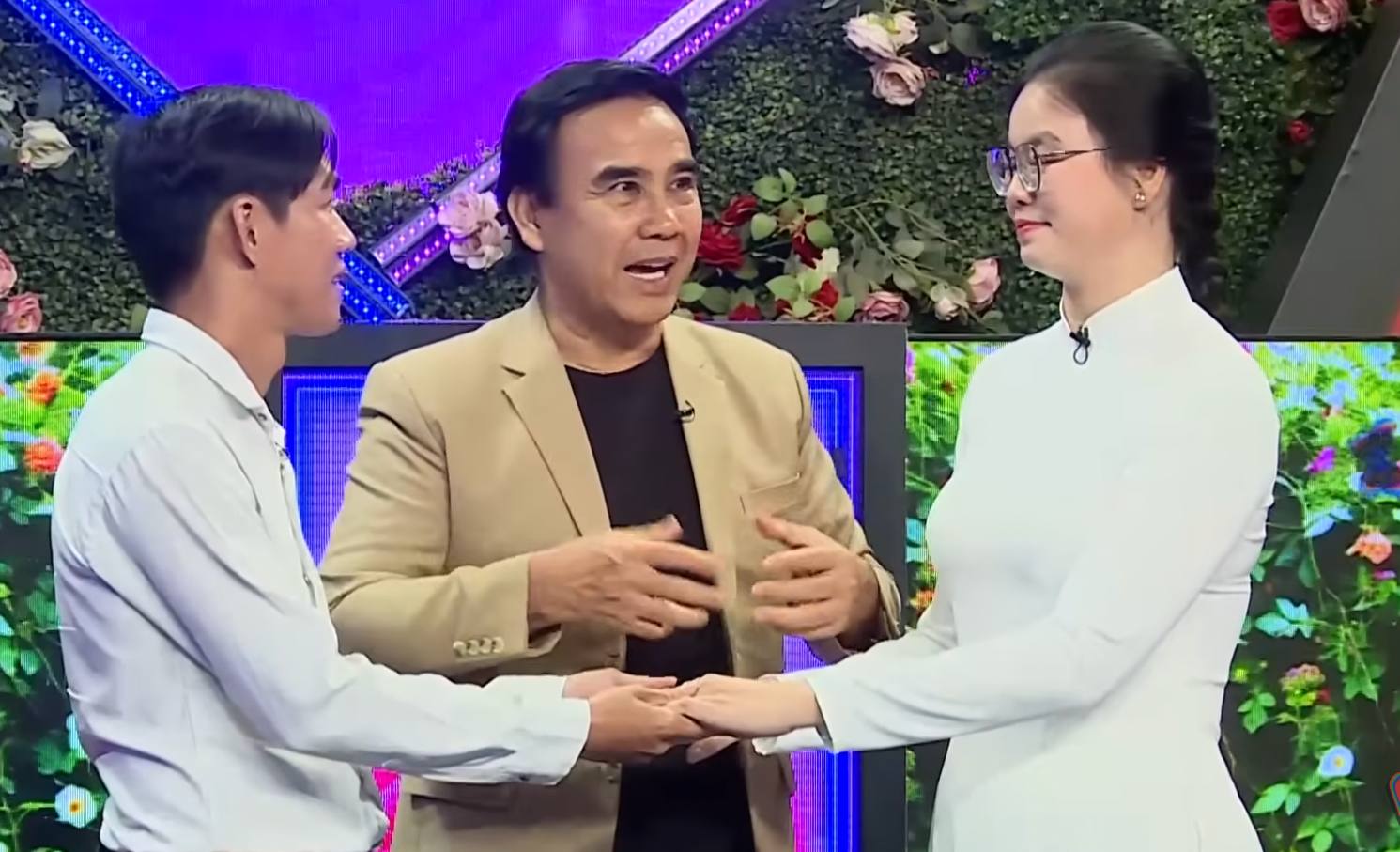 남성 엔지니어와 여교사가 데이트 버튼을 눌렀습니다. 사진: MCV 부서.