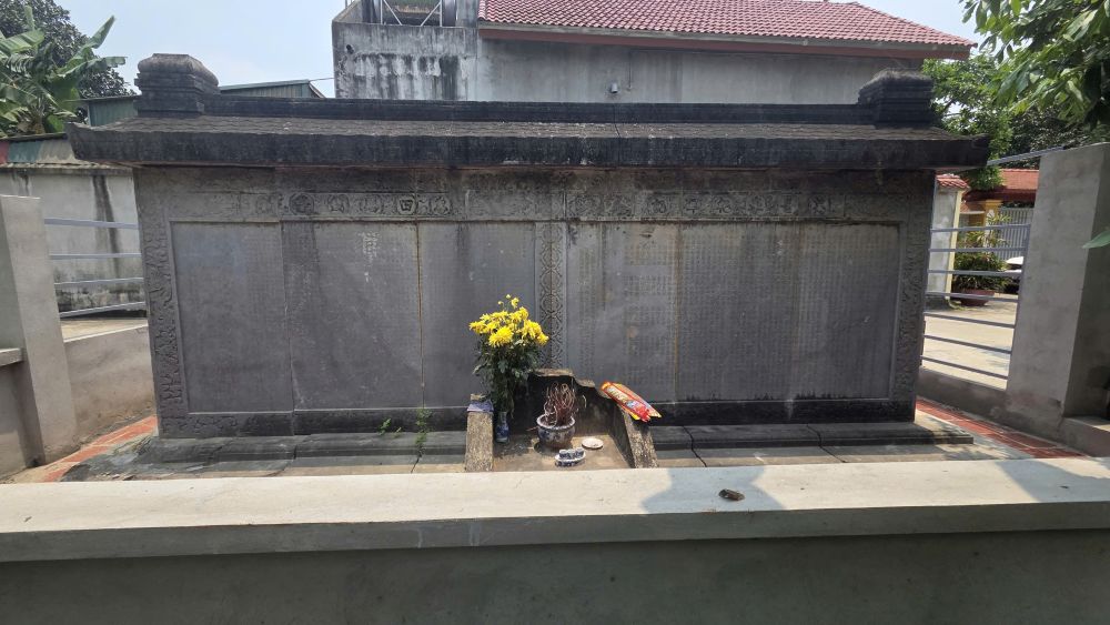 Tấm bia đá cổ từng được trưng dụng làm tường rào đã được “giải cứu“. Ảnh: Quách Du