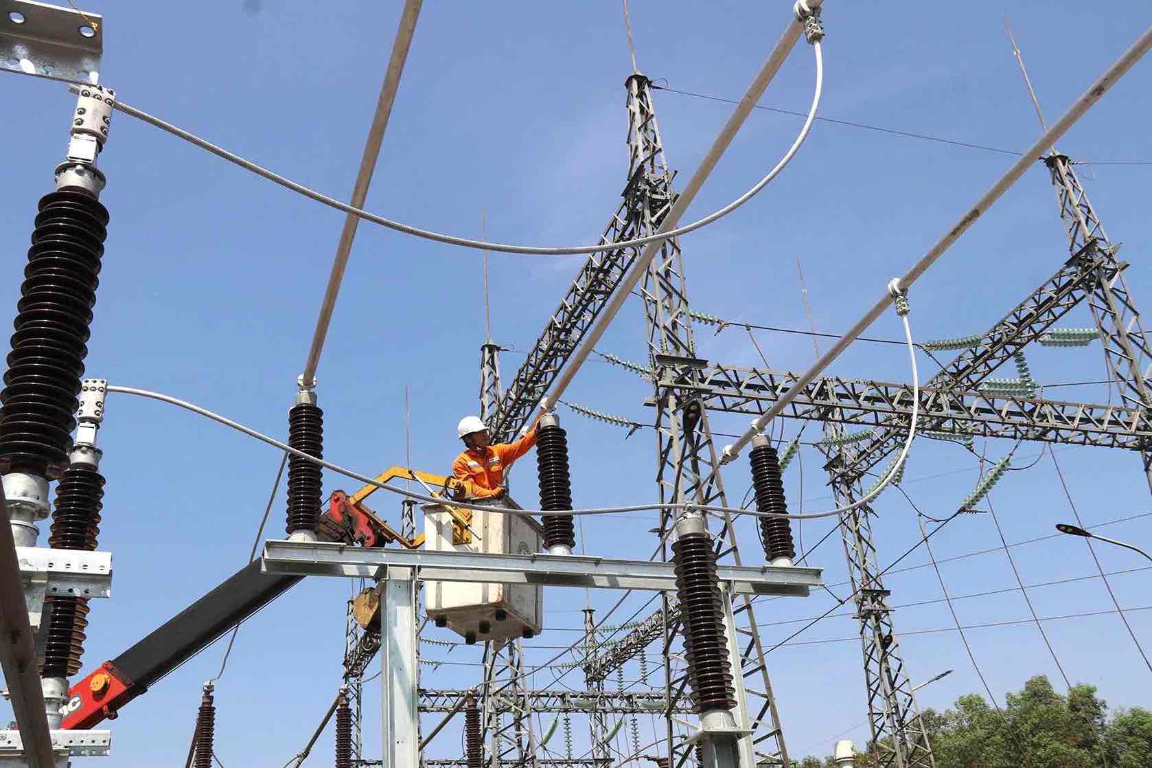 Nhân viên Công ty Điện lực Đồng Nai kiểm tra kỹ thuật trước khi đóng điện. Ảnh: HAC