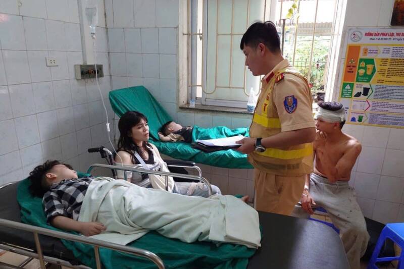 Công an tỉnh Sơn La tổ chức phương án cứu người gặp nạn và thu thập thông tin vụ tai nạn. Ảnh: Công an tỉnh Sơn La