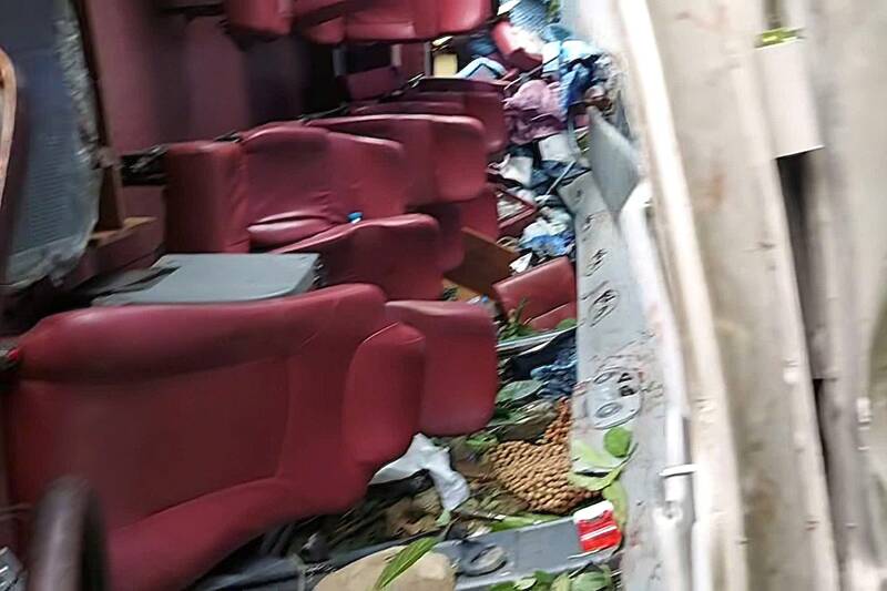 Inside a passenger car plunging into a deep embankment in Van Ho commune, Son La province, causing many casualties. Photo: Son La Provincial Police