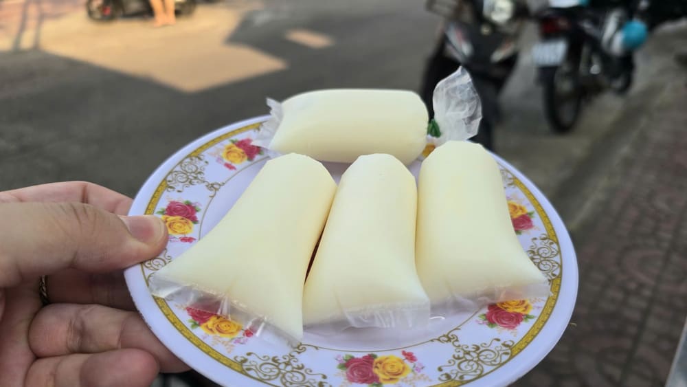 Simple way to make bag yogurt, helps cool down the body in hot weather. Photo: Tuan Dat
