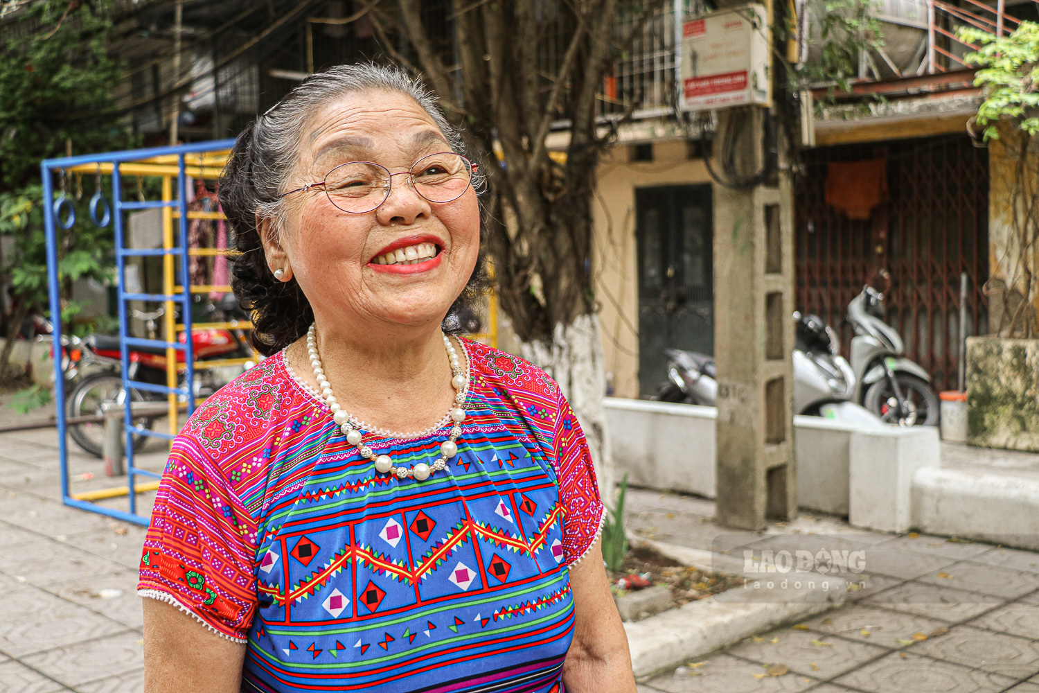 Bà Lưu Thị Huệ (80 tuổi), cư dân khu tập thể 112 K3 Thành Công nhớ lại những ngày đầu chuyển về sinh sống sau năm 1975: “Thời đó đời sống còn nhiều khó khăn nhưng không khí khu tập thể lúc nào cũng ấm áp, tối đến mọi người quây quần, trò chuyện, cùng xem tivi rất vui. Phần lớn ở đây toàn là cán bộ, công chức nên tình làng nghĩa xóm rất gắn kết”. Nhắc về quãng thời gian ấy, bà Huệ không giấu được niềm hạnh phúc. Trong ký ức của bà luôn tồn tại hình ảnh một Hà Nội giản dị, nơi những hành lang, khoảng sân chung không chỉ là không gian sinh hoạt mà còn là nơi gắn kết tình người qua năm tháng.