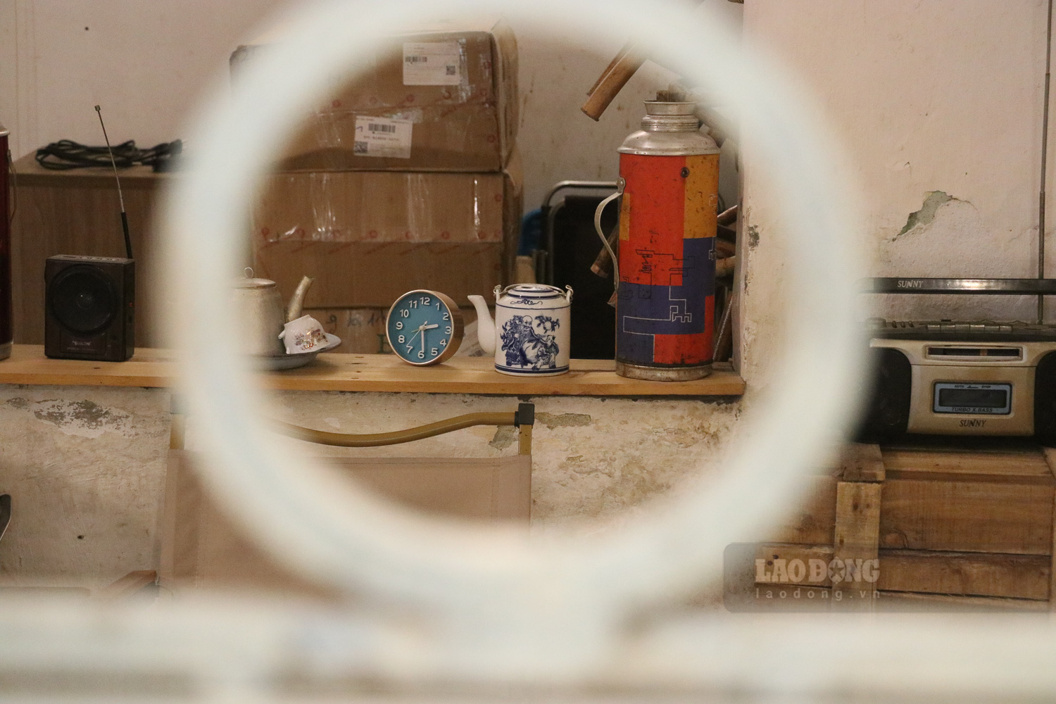 Trong một vài gia đình, chiếc phích nước, bộ ấm chén và chiếc radio từ ngày xưa vẫn là vật dụng quen thuộc, gắn với nếp sinh hoạt giản dị của những cư dân lớn tuổi.