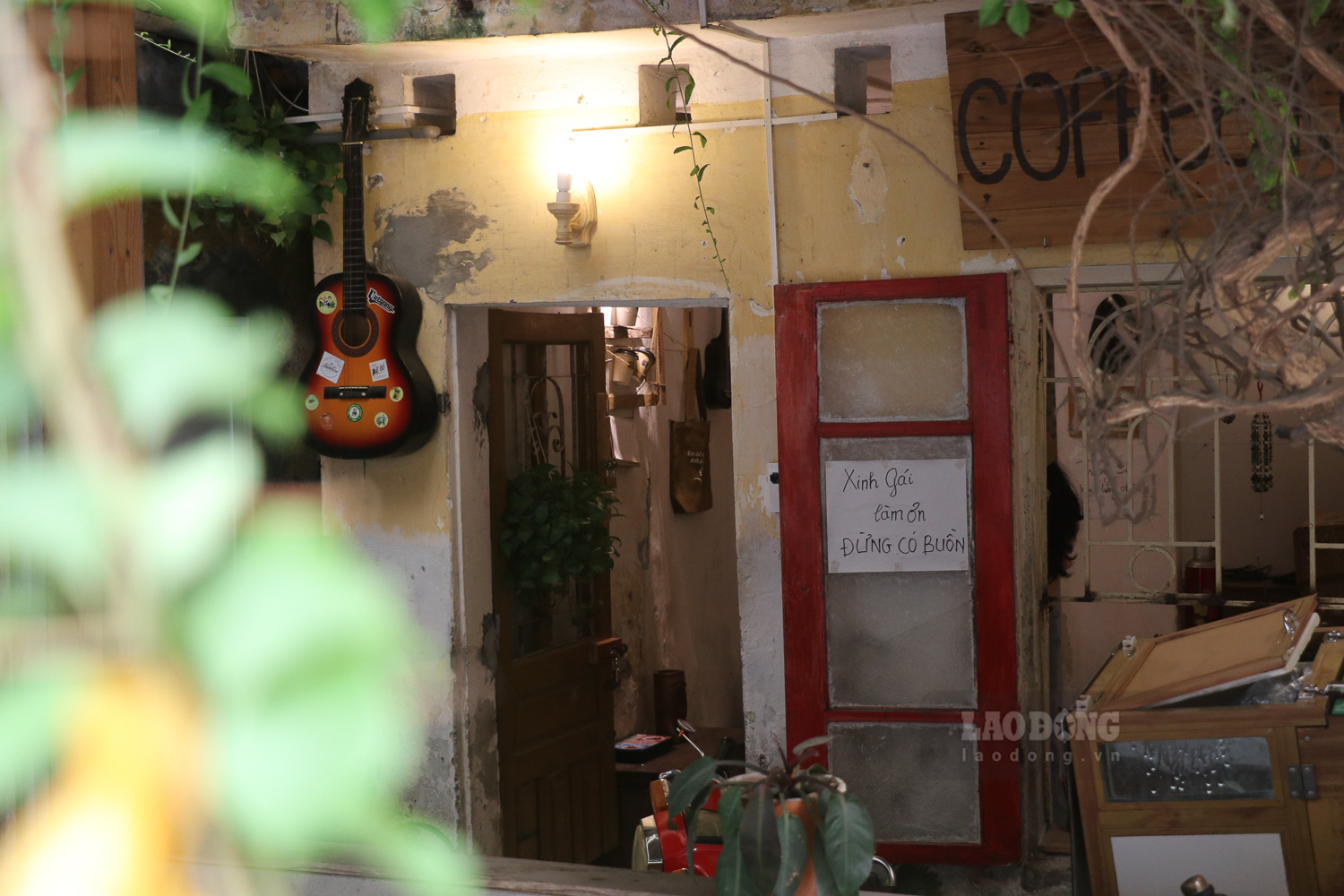 Theo xu thế, nhiều căn hộ tầng trệt tại khu tập thể 112 K3 Thành Công được cải tạo, chuyển đổi công năng thành quán cà phê, tận dụng triệt để không gian cổ điển và dấu ấn kiến trúc cũ để kinh doanh và làm đẹp hình ảnh, con người nơi đây.