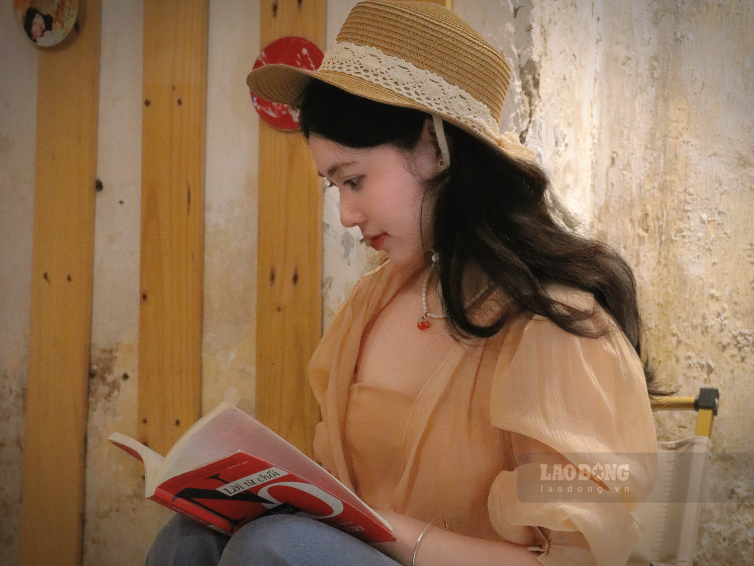 Nhiều bạn trẻ lựa chọn các quán cà phê trong khu tập thể cũ làm nơi học tập, thư giãn và trải nghiệm bởi sự cảm mến với không gian và những điều xưa cũ của Hà thành.“Mình rất thích không khí và con người ở đây. Mọi thứ nhẹ nhàng, gần gũi, từ tiếng nói cười đến cách mọi người quan tâm nhau. Đến đây, mình có cảm giác như sống chậm lại và cảm giác rõ ràng hơn về một Hà Nội rất đỗi dịu dàng mà trước kia chưa bao giờ thấy”, chị H chia sẻ.