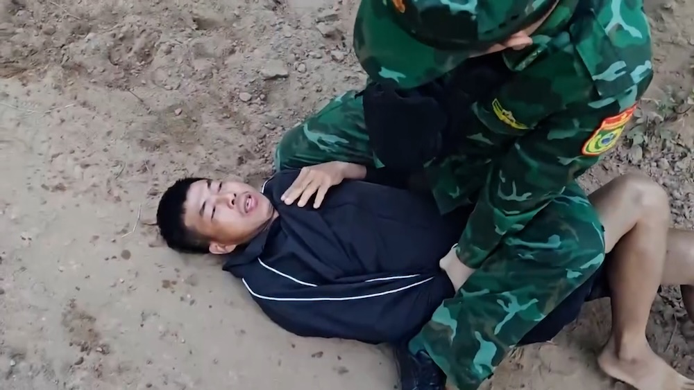 Border guards knock down smugglers of firecrackers in the border area. Photo: Quang Tri Border Guard