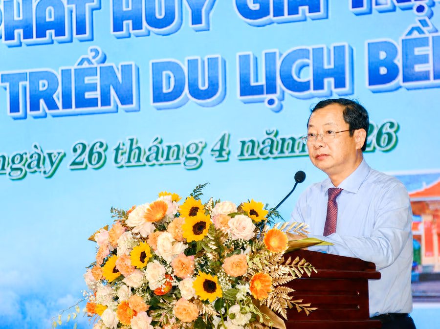 Giám đốc Sở Văn hoá, Thể thao và Du lịch tỉnh Cà Mau tiếp thu các ý kiến của các chuyên gia. Ảnh: Nhật Hồ.