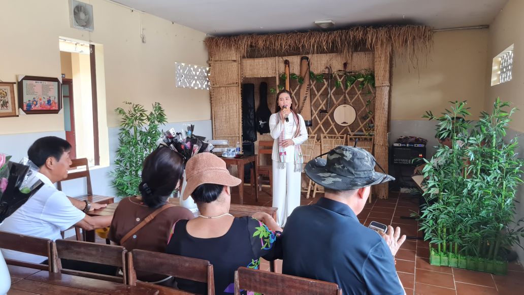 Du khách nghe Đờn ca tài tử Nam Bộ tại Khu tưởng niệm Đờn ca tài tử Nam Bộ, tỉnh Cà Mau. Ảnh: Nhật Hồ.