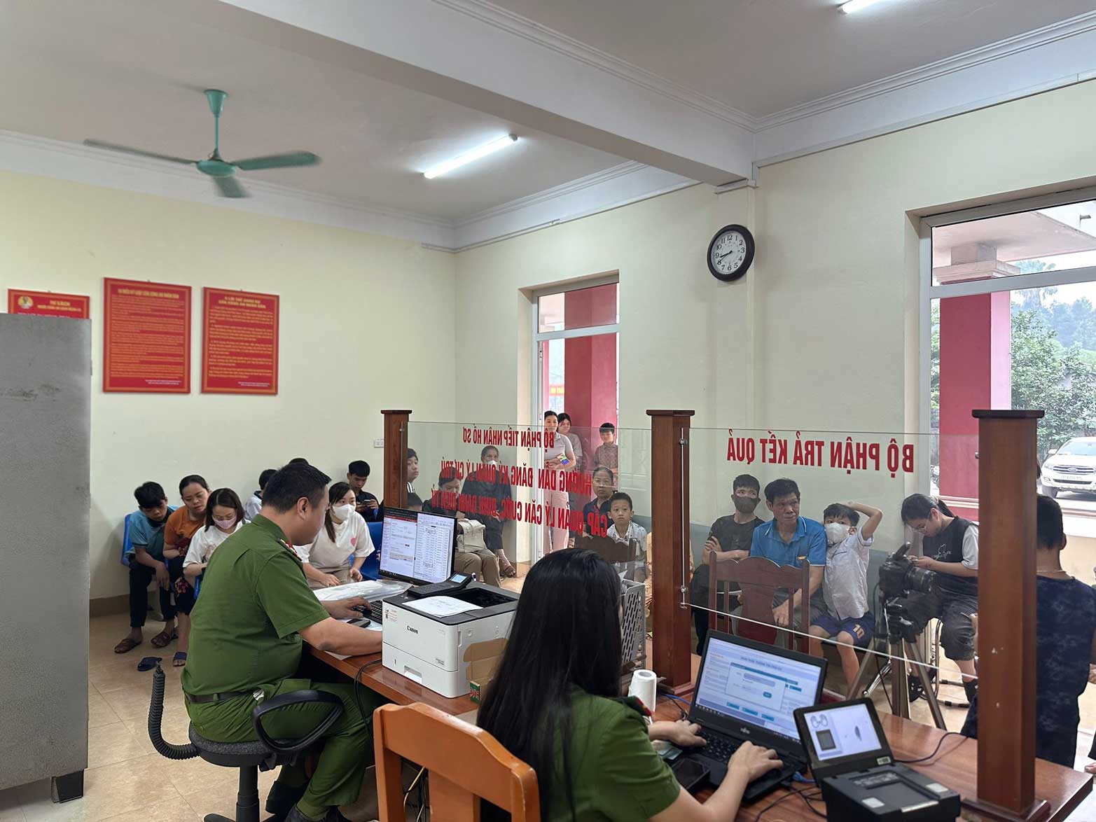 Công an xã duy trì cấp căn cước, hỗ trợ định danh điện tử cho người dân ngay trong ngày nghỉ lễ. Ảnh: Công an xã Yên Bình