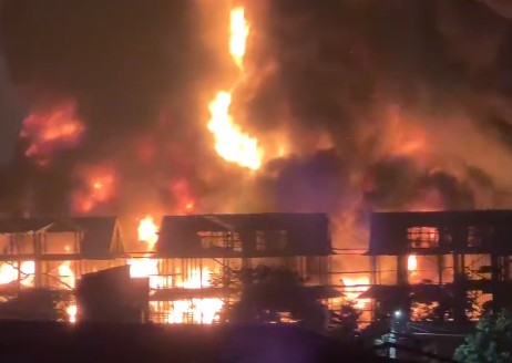 하노이 동아잉 폐유 저장소에서 발생한 대형 화재. 사진: 띠엔 탄