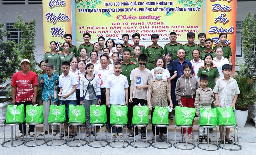 Cán bộ chiến sĩ thuộc Ban Phụ nữ Công an tỉnh An Giang, Đoàn cơ sở Phòng Cảnh sát cơ động và nhóm thiện nguyện ở phường Long Xuyên tổ chức hoạt động chăm lo người yếu thế dịp Giỗ Tổ Hùng Vương năm 2026. Ảnh: Vũ Tiến