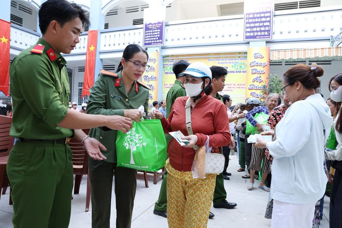 Ân cần trao quà tặng. Ảnh: Vũ Tiến
