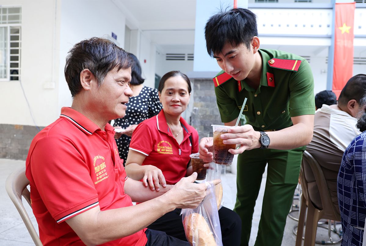 Trao nước giải khát đến tận tay người khiếm thị. Ảnh: Vũ Tiến