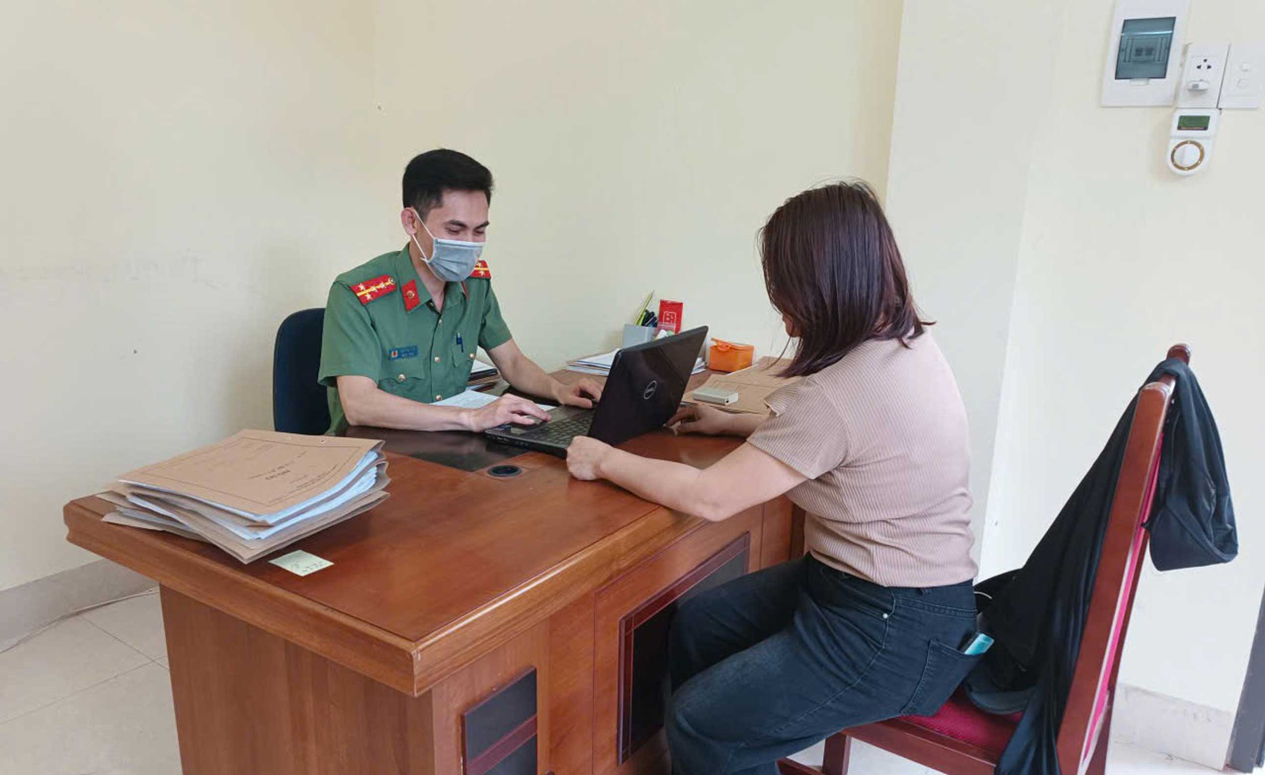 Làm việc với người vi phạm tại trụ sở Công an xã Tằng Loỏng. Ảnh: Công an xã Tằng