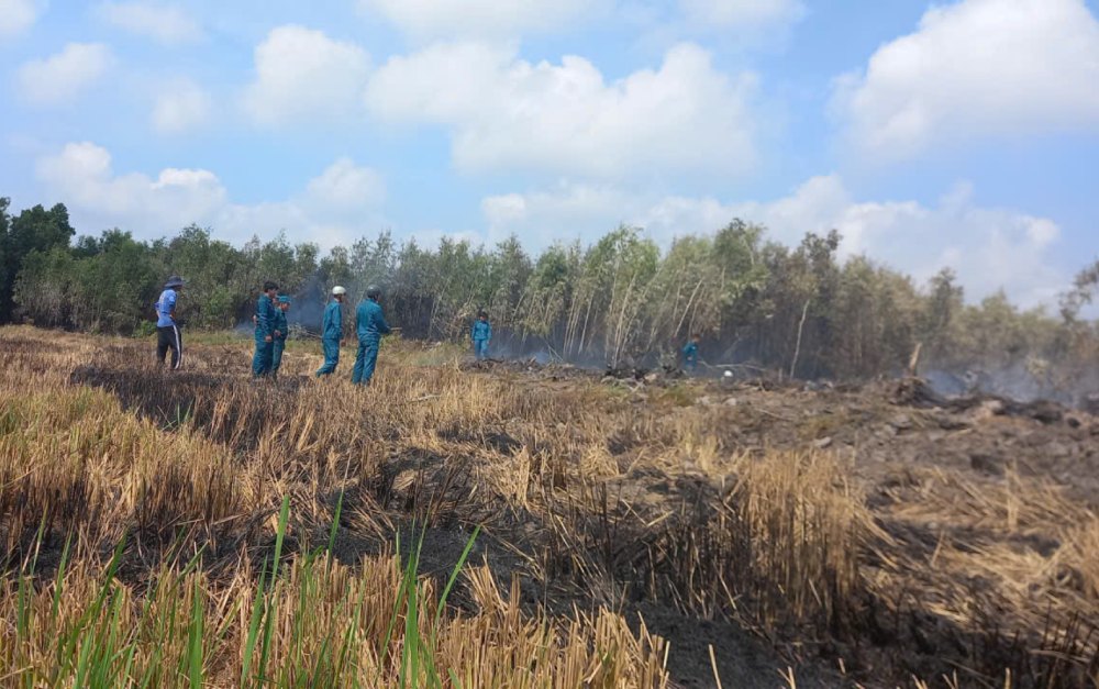 Lực lượng chức năng tiếp tục xử lý, chữa ngún để dập tắt tàn lửa, than trong đám cháy hoàn toàn. Ảnh: Ban CHQS xã