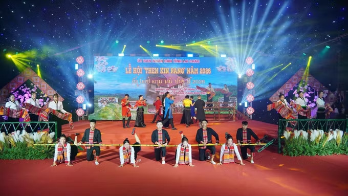 Một tiết mục văn nghệ đặc sắc tại lễ hội Then Kin Pang. Ảnh: Việt Dũng/TTXVN