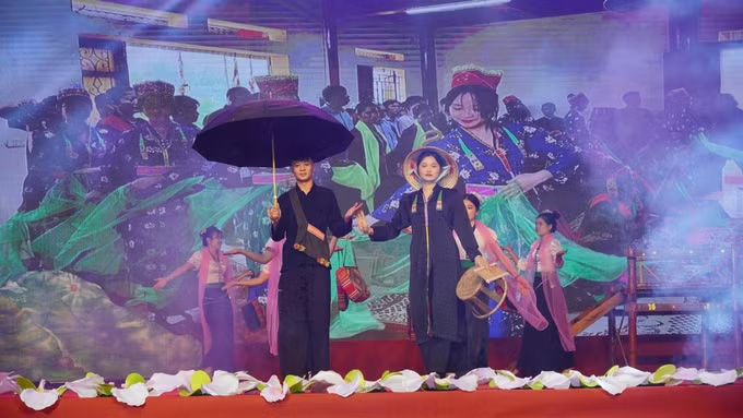 Trình diễn trang phục và giao lưu văn nghệ tại lễ hội Then Kin Pang. Ảnh: Việt Dũng/TTXVN