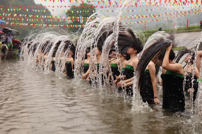 랍호 팡"(샴푸 의식) 공연은 라이쩌우의 타이족 동포들의 강과 물의 삶을 재현합니다. 사진: 비엣중/TTXVN
