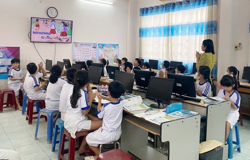 Primary school teachers are assigned to teach computer science and technology with a bachelor's degree or higher in teacher training in computer science. Photo: YP