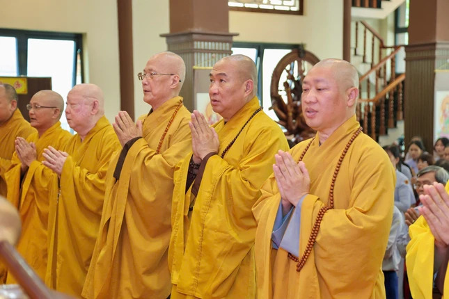 Chư tôn đức chứng minh, tham dự buổi lễ tưởng niệm. Ảnh: Bá Nam