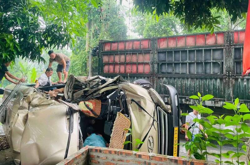 Passenger car deformed after collision with tractor-trailer. Photo: Nguyen Hung