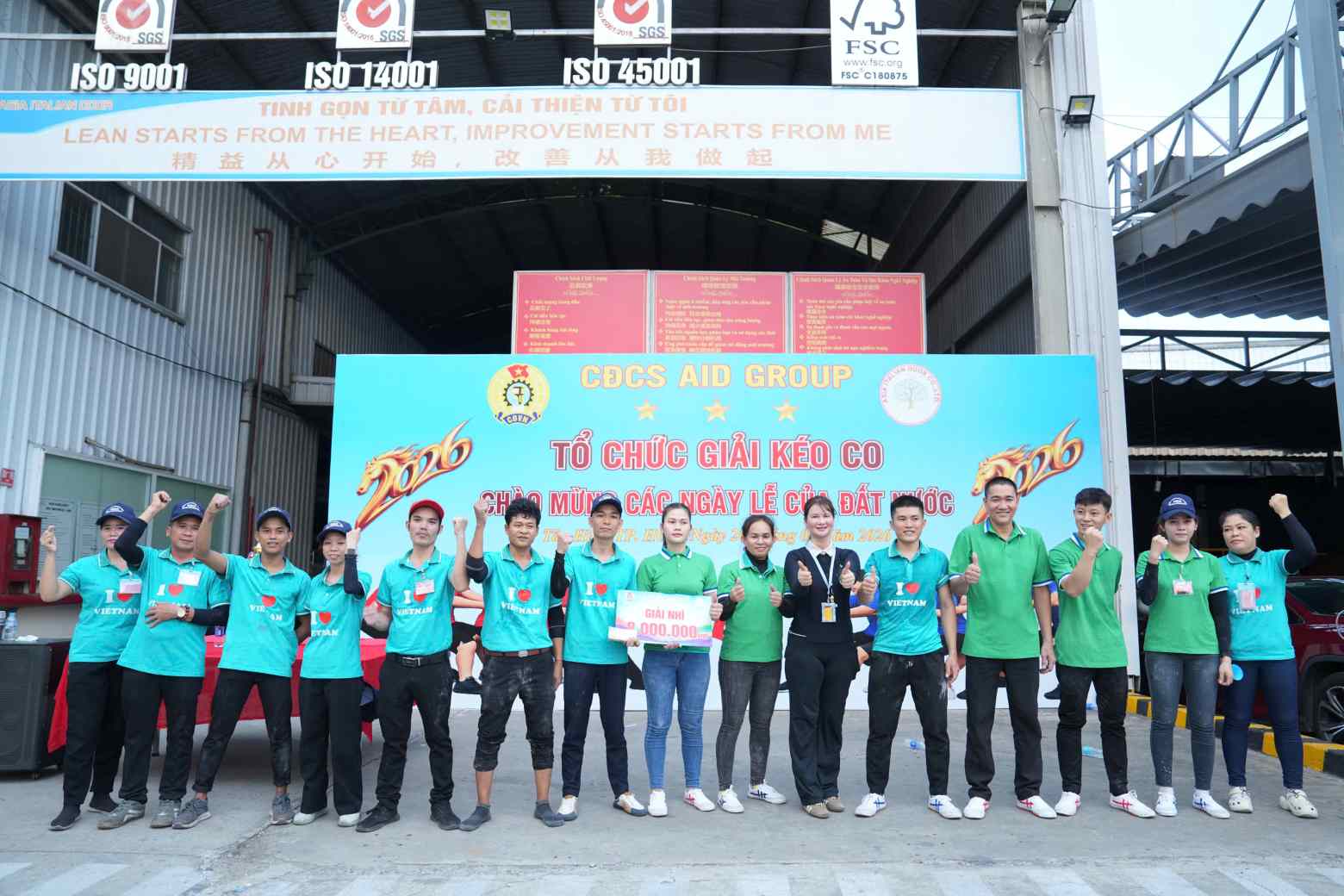 Ban tổ chức trao giả nhì với phần thưởng 9 triệu đồng cho đội Hộc kéo đạt giải nhì. Ảnh: Đình Trọng