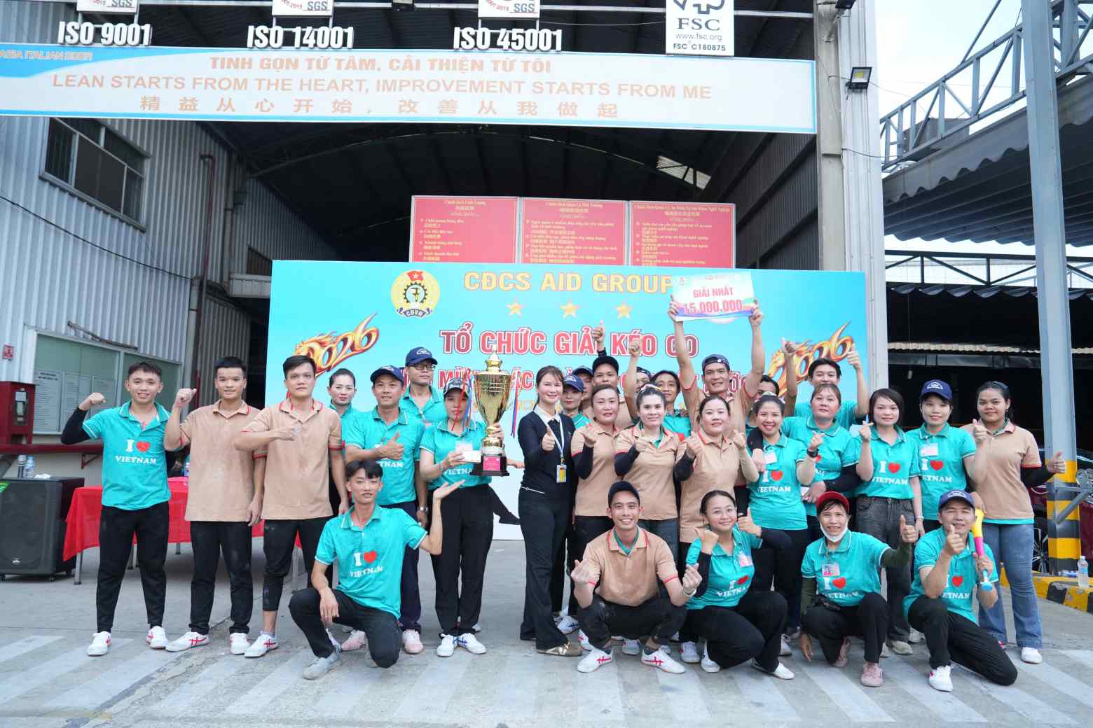 Ban tổ chức trao giả nhì với phần thưởng 9 triệu đồng cho đội Hộc kéo đạt giải nhì. Ảnh: Đình Trọng