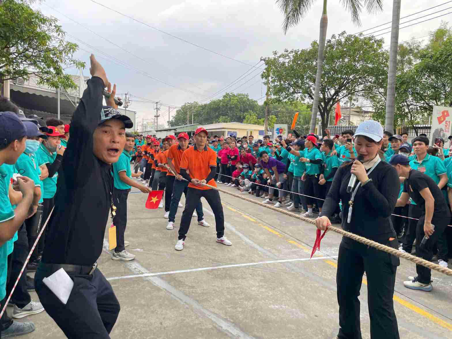 More than 1,000 workers participate in the sports festival organized by the grassroots trade union. Photo: Dinh Trong