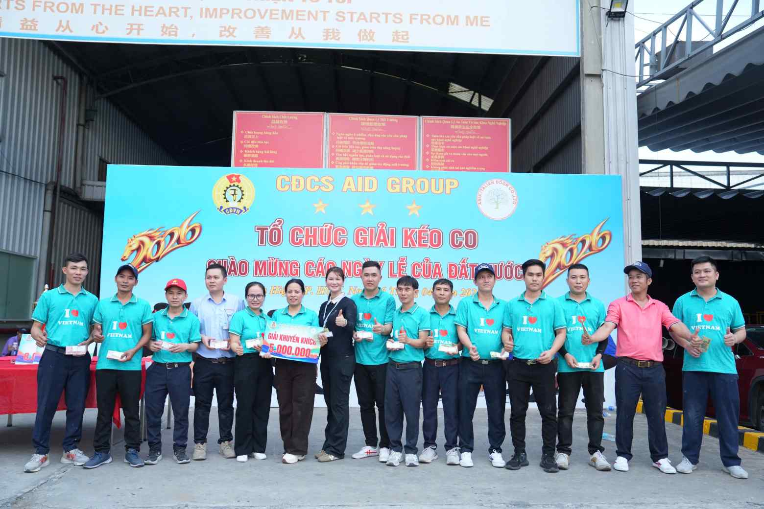 Bà Lê Thị Hương - Chủ tịch CĐCS trao thưởng cho các đội đạt giải khuyến khích. Ảnh: Đình Trọng