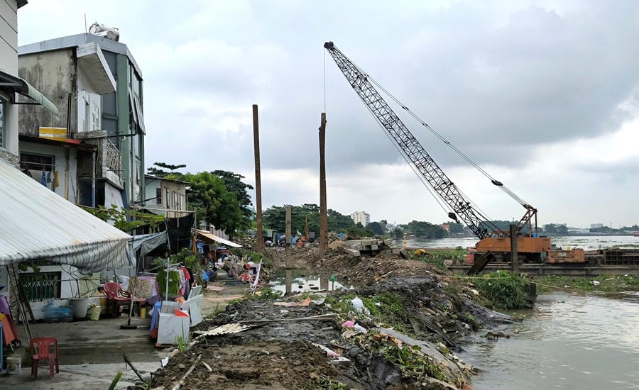 A section of Thanh Da embankment that has not been completed for many years. Photo: Minh Quan
