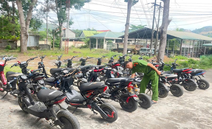 Da Huoai Commune Police (Lam Dong) inspect parking lots at schools in the commune. Photo: Phuc Khanh