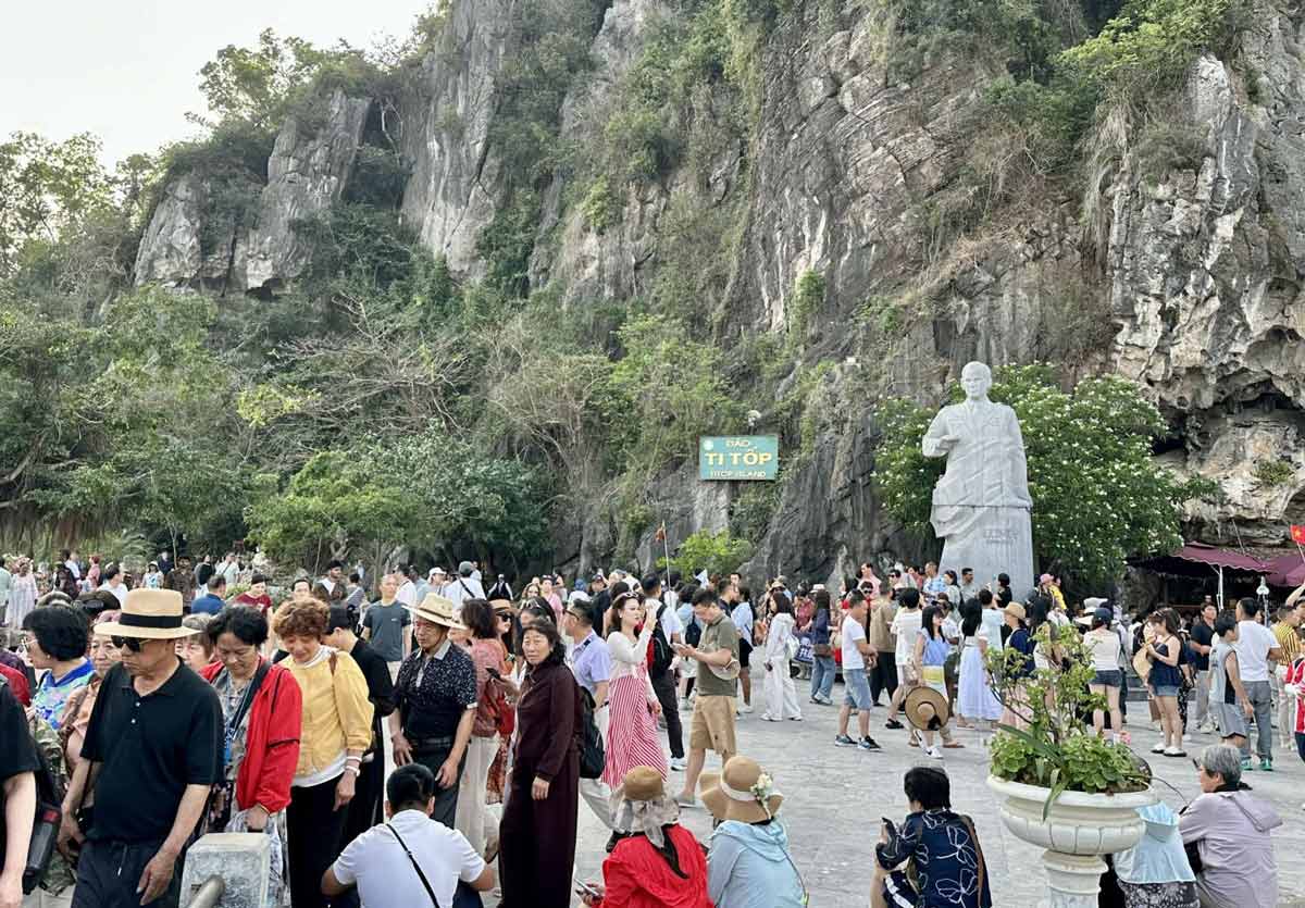 Tourists visit Ti Top island, Ha Long Bay, Quang Ninh province. Photo: Hai Ha