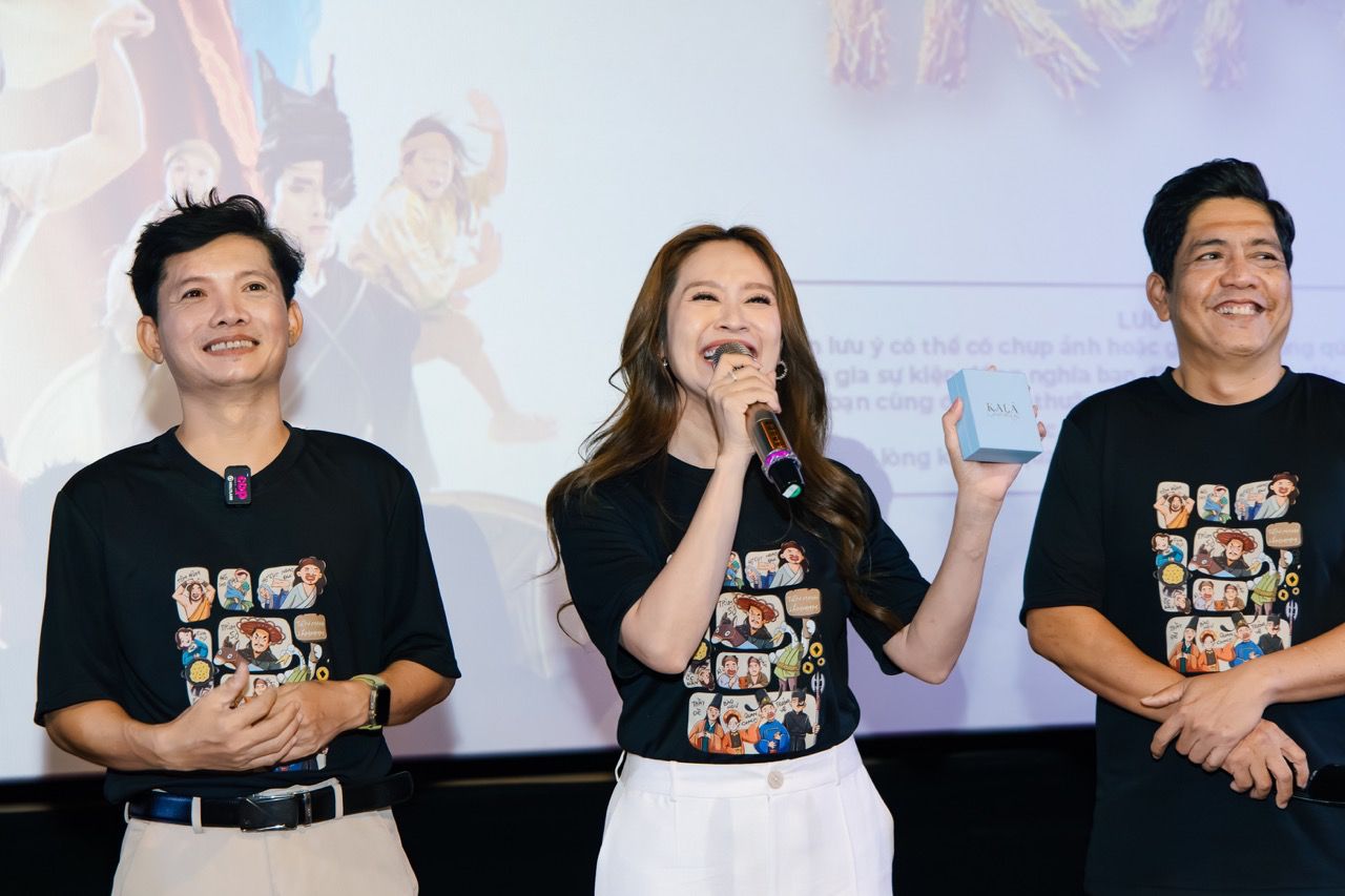 영화 'Trùm Sò' 제작진이 관객들과 교류하고 있습니다. 사진: 영화 제작진.