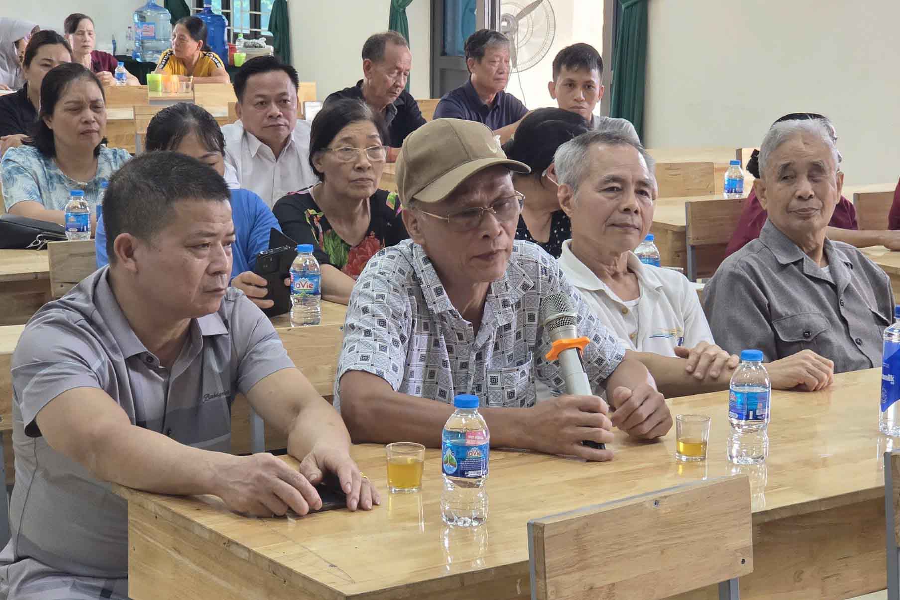 Người dân xã Thanh Oai (Hà Nội) nêu ý kiến về đơn giá bồi thường, chính sách hỗ trợ, phương án tái định cư khi bị thu hồi đất thực hiện dự án mở rộng Quốc lộ 21B. Ảnh: Xã Thanh Oai 