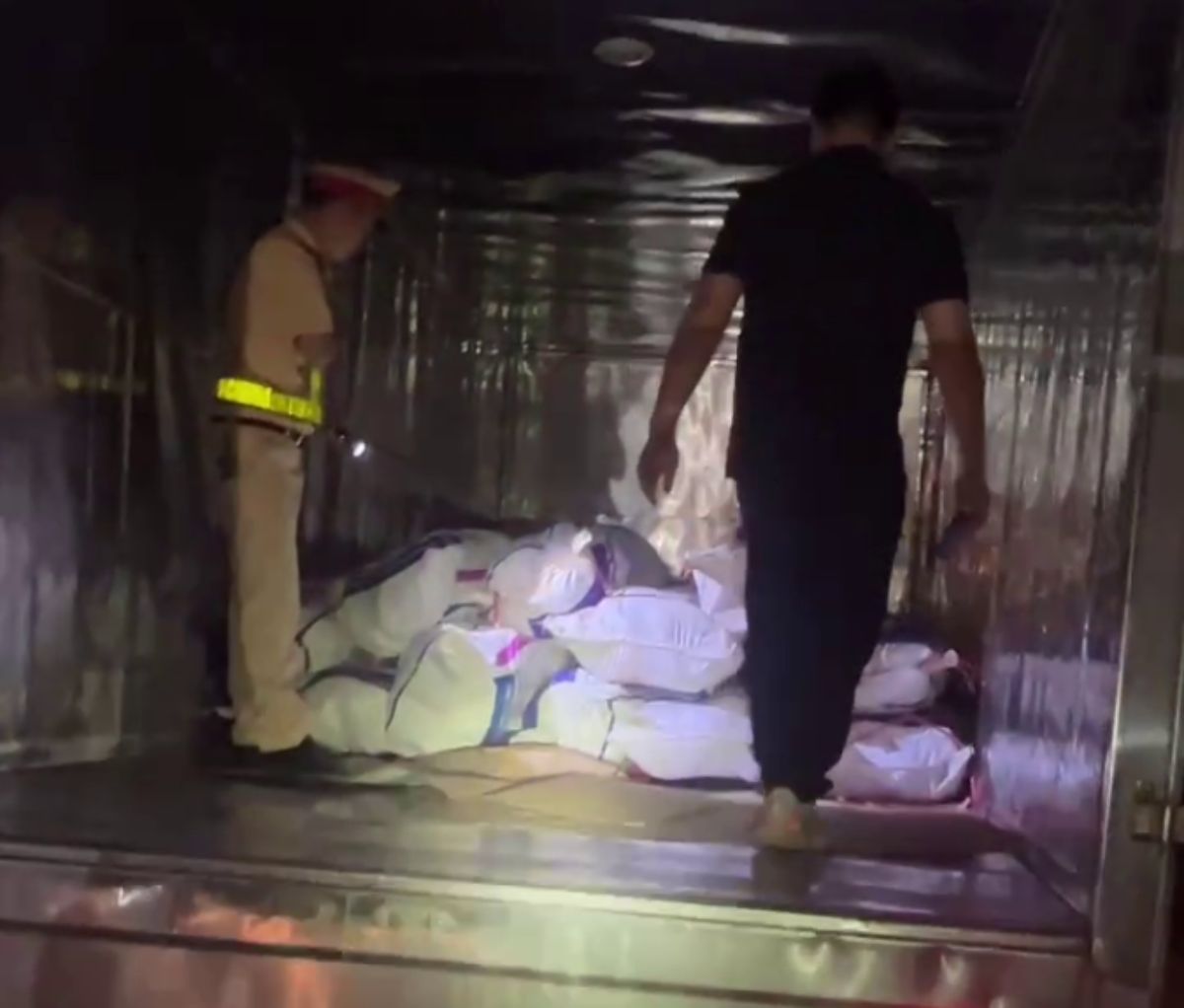 Lực lượng Cảnh sát giao thông vừa phát hiện, xử lý một xe tải vận chuyển hơn 1 tấn mỡ lợn không rõ nguồn gốc. Ảnh: Công an Hưng Yên