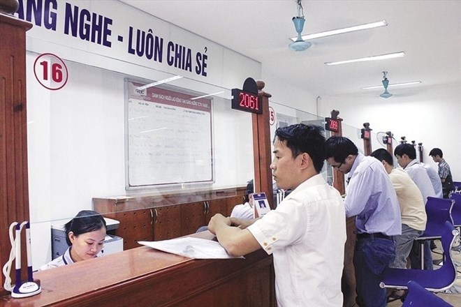 Arranging capable and experienced officials to review the system of legal normative documents. Photo: Tran Vuong.