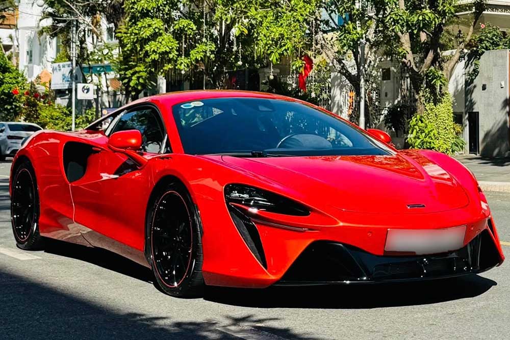 The used McLaren Artura, which has only run more than 2,000 km, was quickly handed over in Ho Chi Minh City. Photo: Cuong Nguyen
